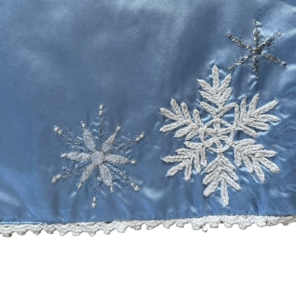 Set of 4+1 Embroidered White Snowflakes Blue Satin Placemats Christmas Decor - Picture 4 of 5